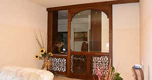 Realizzazione di portoni artigianali in legno blindati, rivestimenti porte, realizzazione di infissi in legno, finestre, porte, persiane, realizzazione di scale in legno artigianali