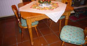 Tavolo-legno-quadrato-tornito
