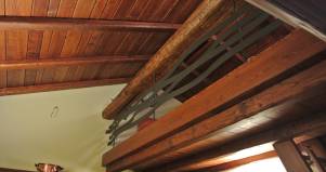 Rivestimento controsoffitto balaustra e scala in legno di castagno